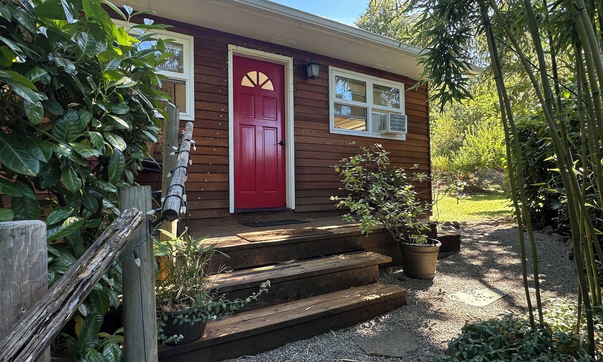 Amazon Cottage | Private Cottage - Walk to U of O!