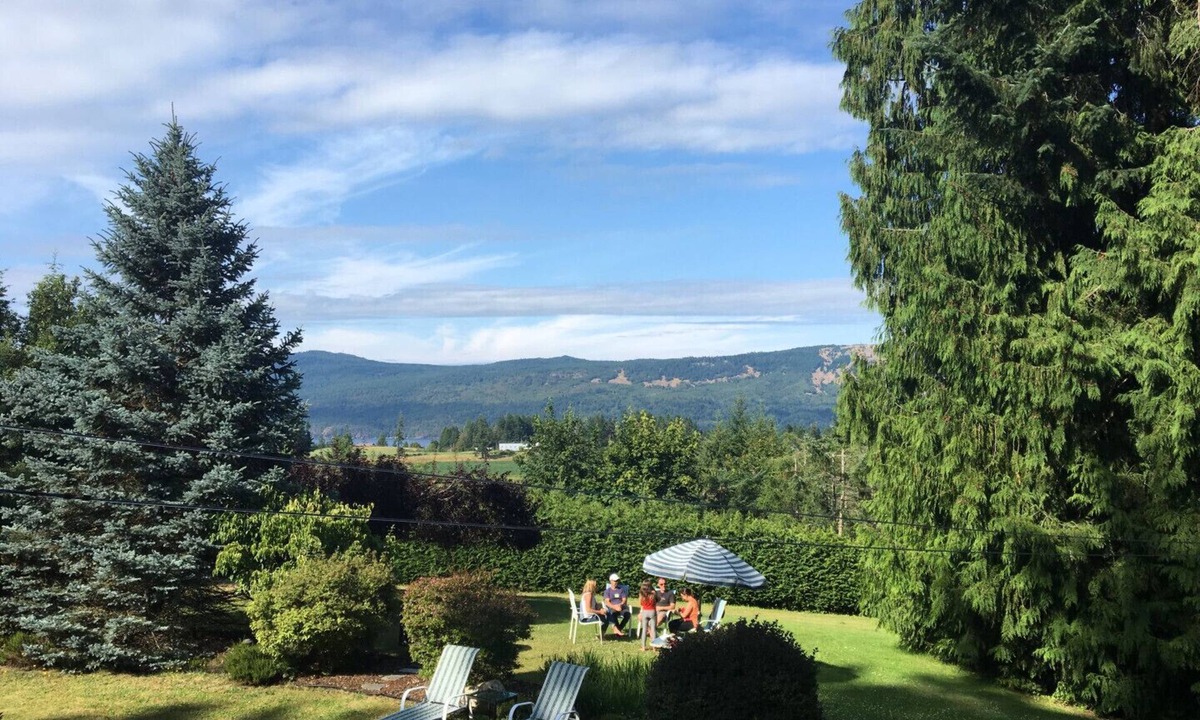 Cobble Hill House | Private Country Estate - Luxury retreat with Swim Spa. Pet Friendly!