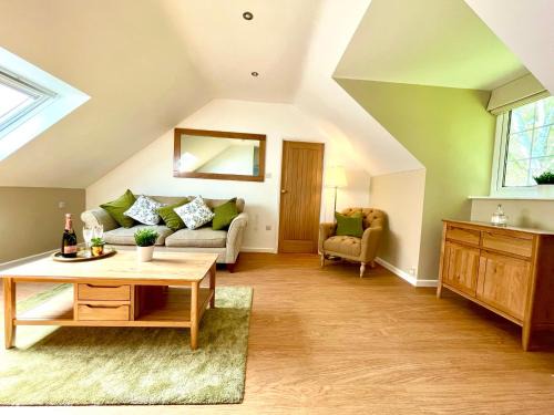 Burley Apartment | Private, Couples Forest Escape - Free Parking - Stunning & Stylish 1 Bedroom Coach house! - 5 Minute Walk to a great bistro pub! - Great Location - Fast WiFi - Smart TV - Newly Refurbished! Direct New Forest access Close to Burley
