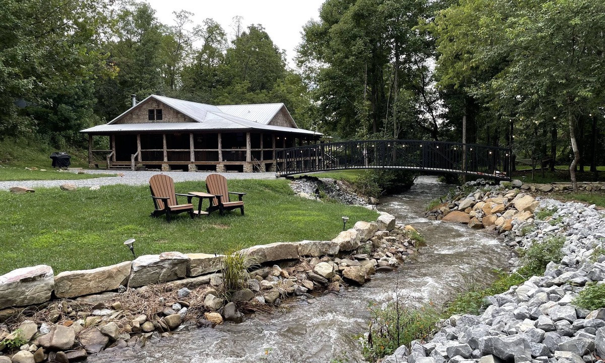 Sevierville Cabin | Private Creekside Cabin ~SEASONAL POOL, GAMES, FIRE PIT on 1.4 acres🕹️🔥
