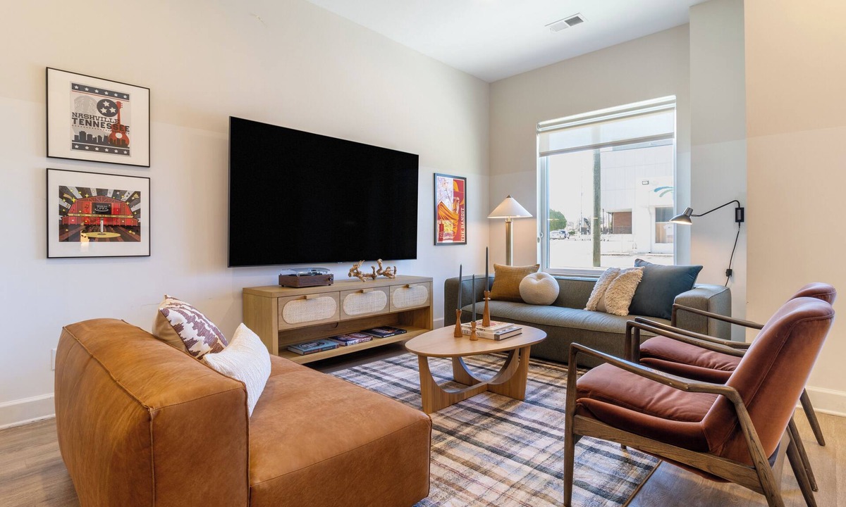 Buena Vista Apartment | Private Deck | 5 Mins to Broadway | The Conway