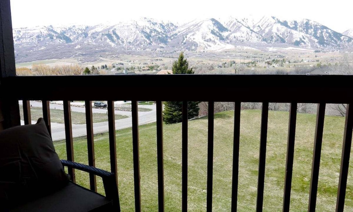 Wolf Creek Condo | private deck beautiful mtn views & washer/dryer