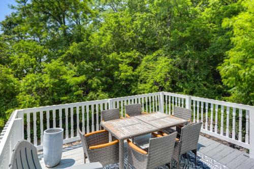 CUF Apartment | Private Deck & City Views! Spacious Cincinnati Apt