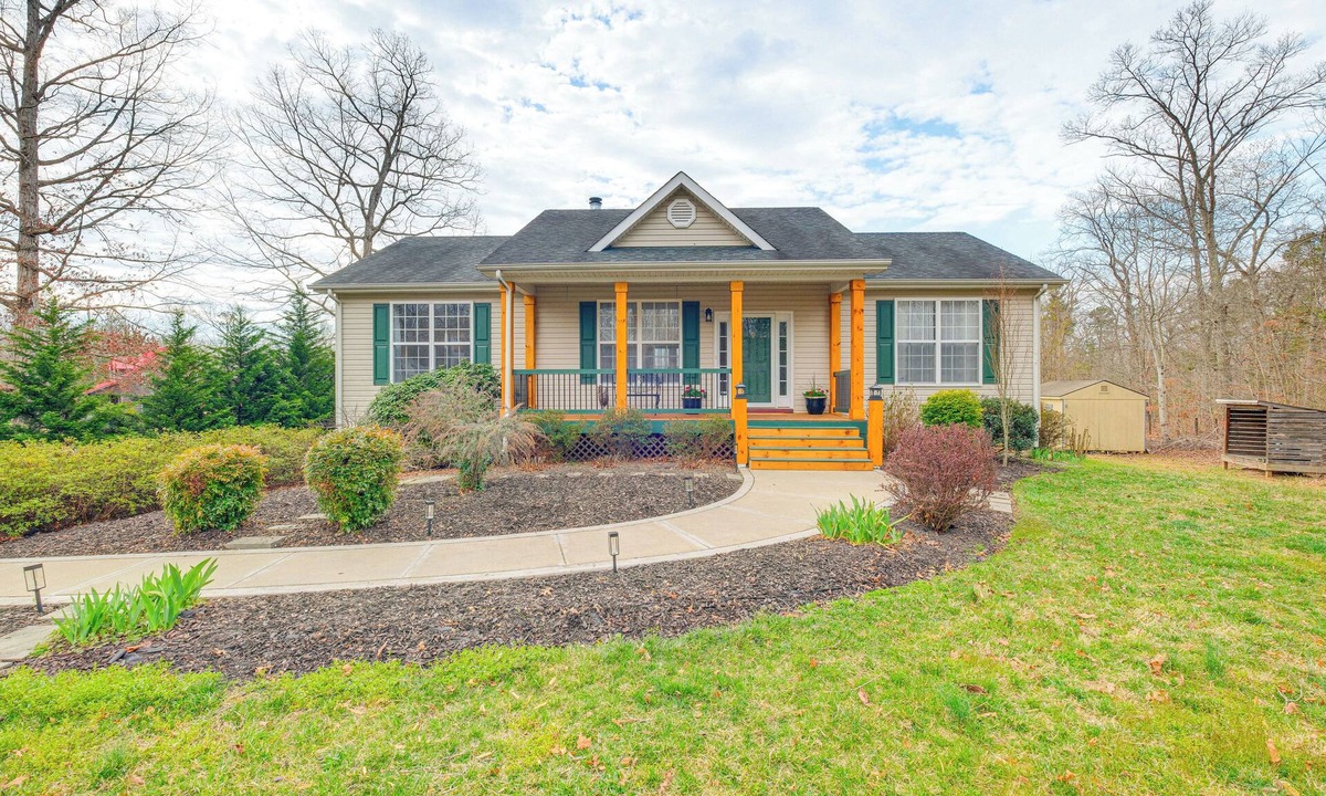 Louisa House | Private Deck & Views: Rural Virginia Escape