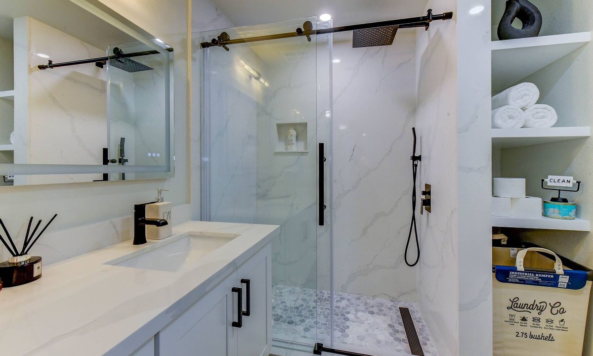 Viewpoint House | Private Deluxe Suite! Prime Location: MS, Redmond, Bellevue, lakes, shops,Costco