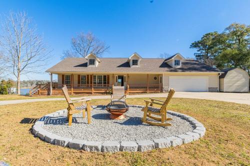 Eufaula House | Private Dock & Hot Tub: Lakefront Eufaula Escape