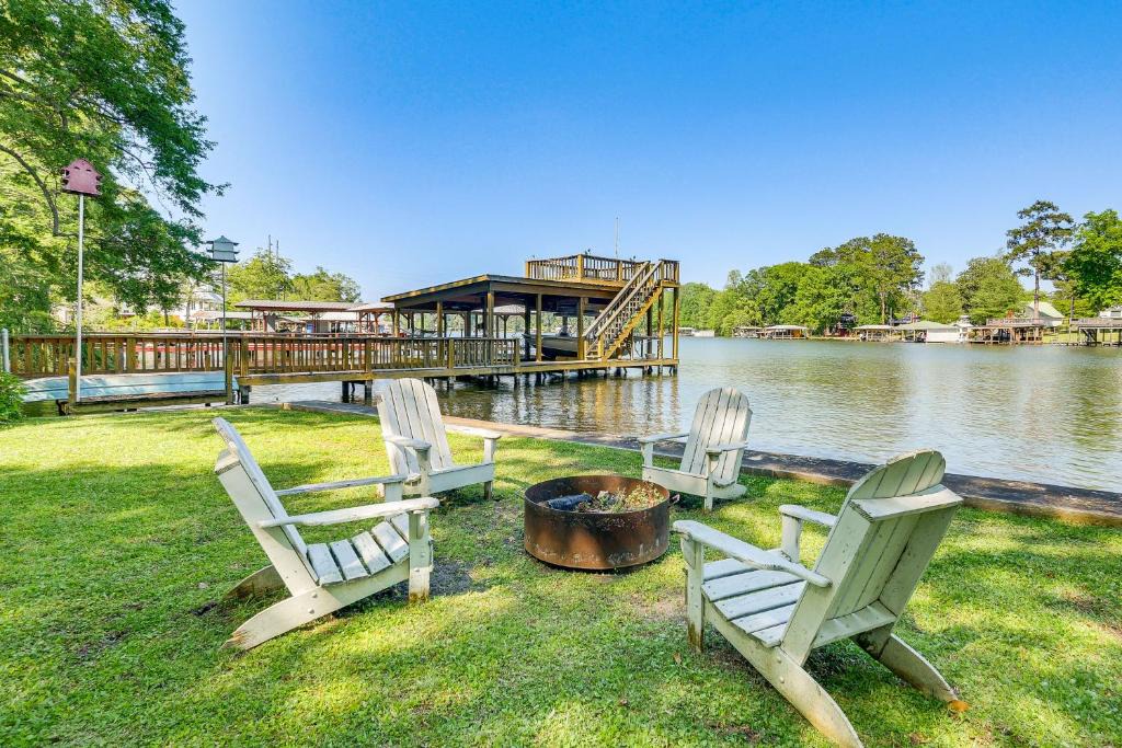 Warwick House | Private Dock + Yard: Lake Blackshear Family Escape