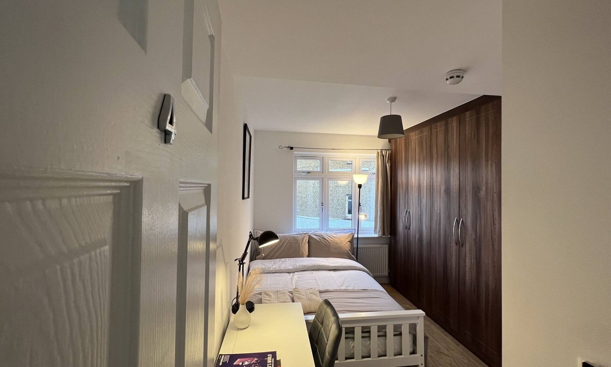 Norwood Green House | Private Double Room Mins To Central w Elizabeth L.