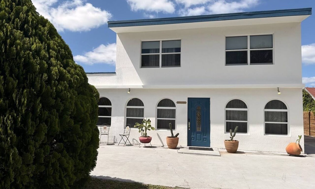 Allapattah Apartment | Private duplex (first floor) centrally located to beaches and the city of Miami.