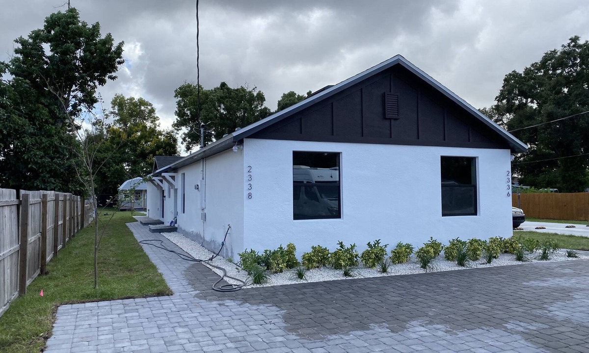 Wadeview Park House | Private duplex with queen bed and pull out couch