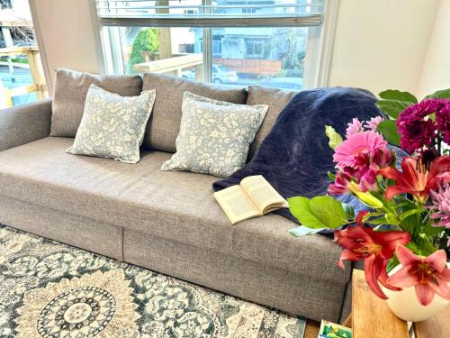 Kensington-Cedar Cottage House | Private Entire Guest Suite, 1 min to bus stops to Downtown and major attractions