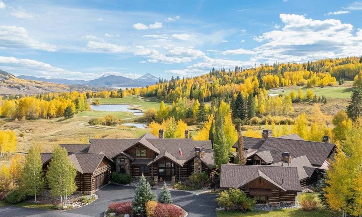 Silverthorne House | Private Estate 🏔️ 9,400 sq ft ✨ Game Room 🎱 Steam Sauna 💦 1.5 Acres 🧖‍♀️ Spa