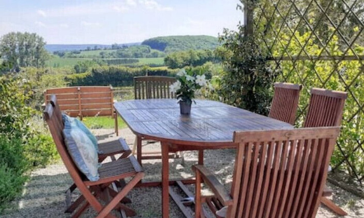 Saint-Pierre-sur-Orthe House | Private farmhouse for six in the countryside