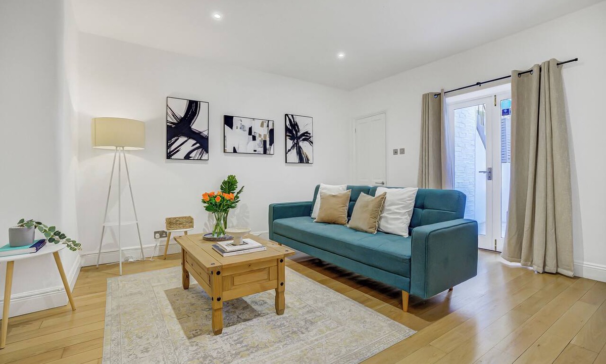 West Kensington Apartment | Private Garden Flat with Entrance | Kensington Olympia West London
