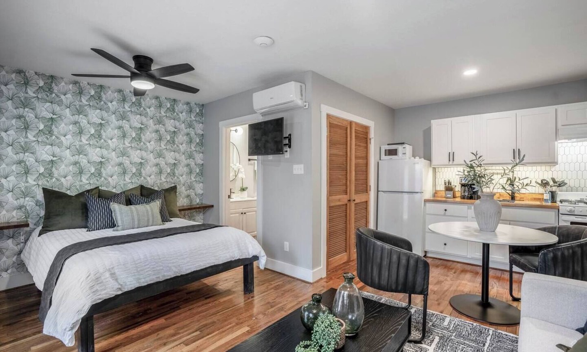 Greater East End Apartment | Private gated studio near Downtown Houston, Med Center & NRG with fast WiFi and parking