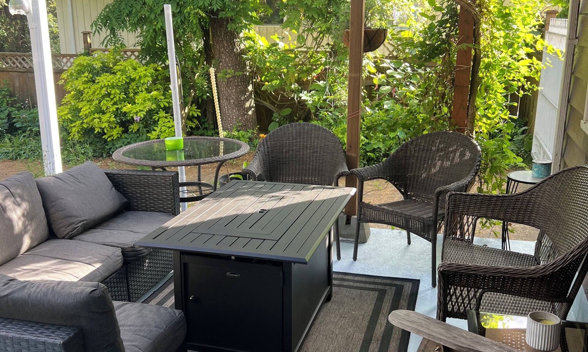 Burnaby House | Private Getaway in South Burnaby, with parking and near transit to Vancouver