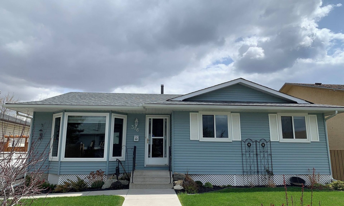 Calgary House | Private Guest Suite Close to Airport!