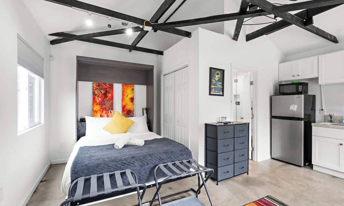 Pico - Robertson House | Private Guesthouse · Central Los Angeles