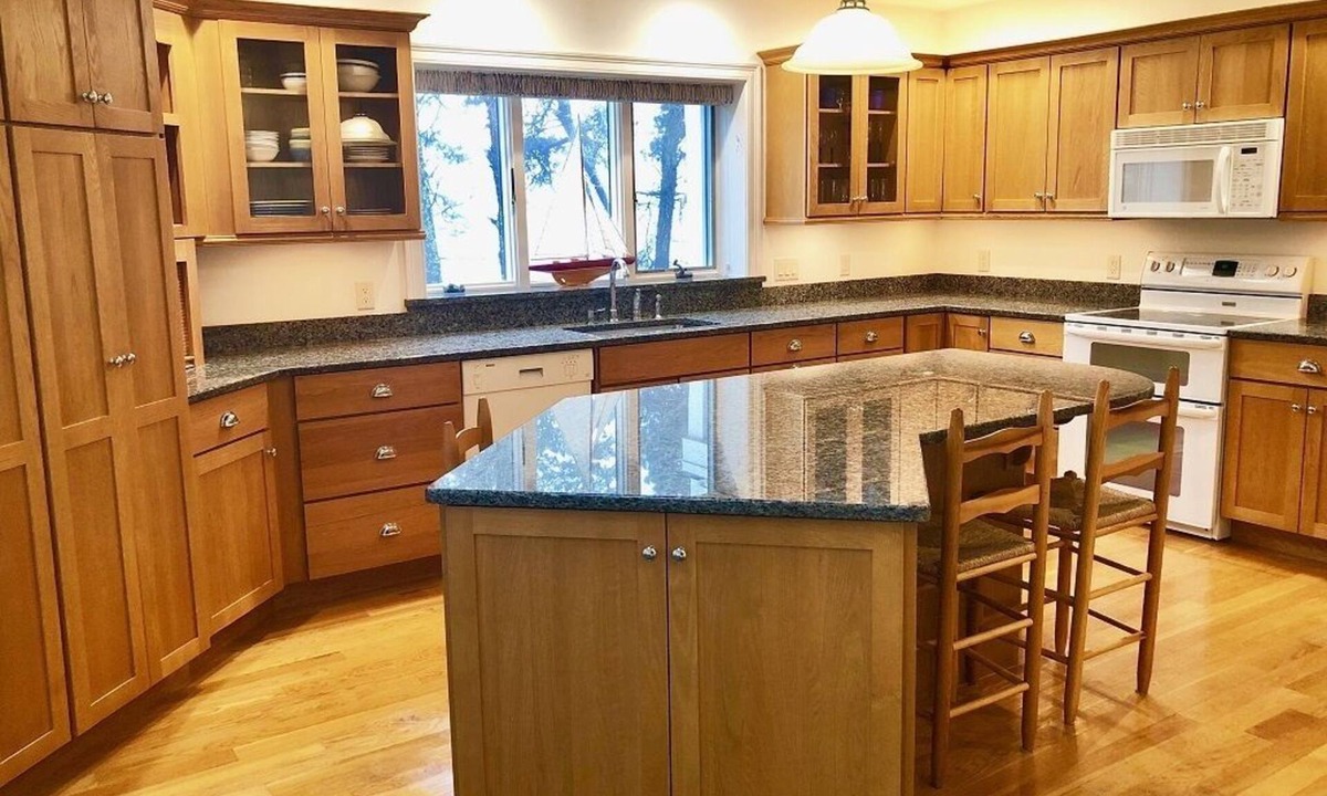 West Chatham House | PRIVATE HEATED POOL! Pet friendly, sleeps 9 near the beach!