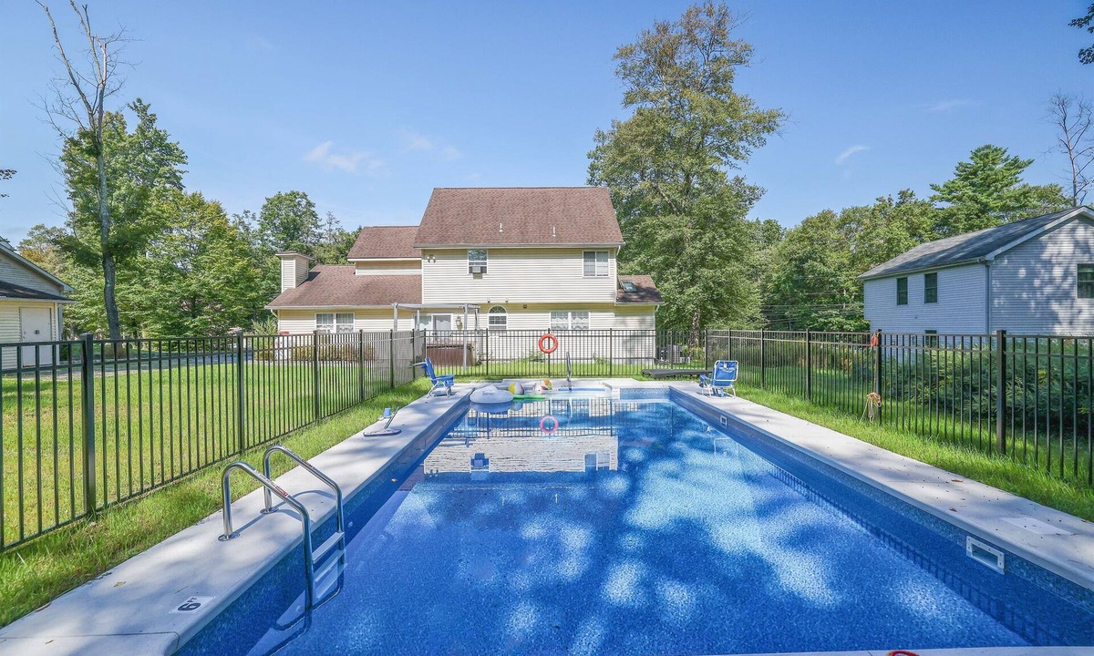 Blakeslee House | Private Heated Pool-Spring Deal-GameRoom-PoolTable