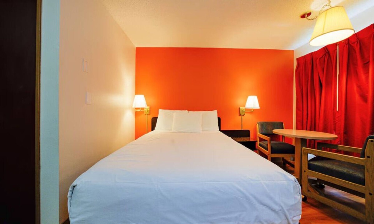 Hermiston Hotel | Private Hermiston Room for Business or Leisure — Onsite Parking For Convenience