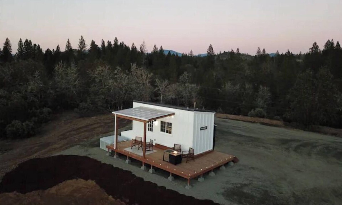 Grants Pass House | Private Hilltop Tiny Home with Hot Tub & Fire Pit!