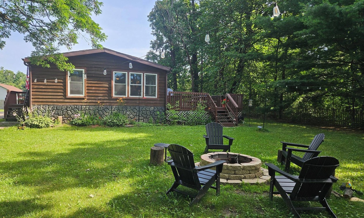 Adams House | Private Home,1+acre,close to WIDells&CastleRock,YardGames,Firepit& FREE Firewood