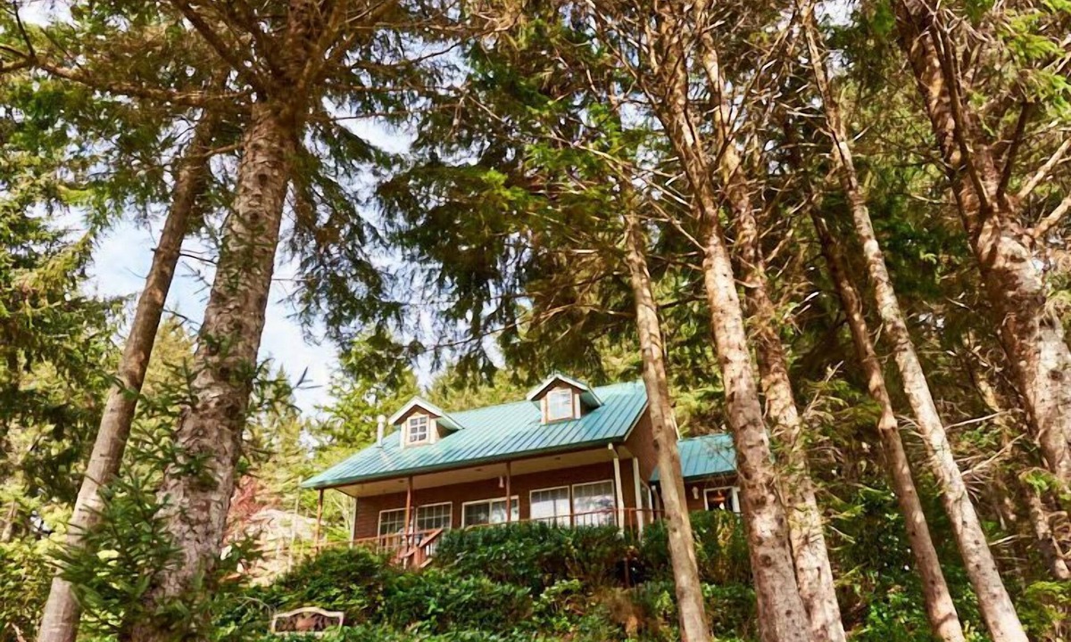 Tillamook House | Private Home in the Trees within walking distance to the Bay!