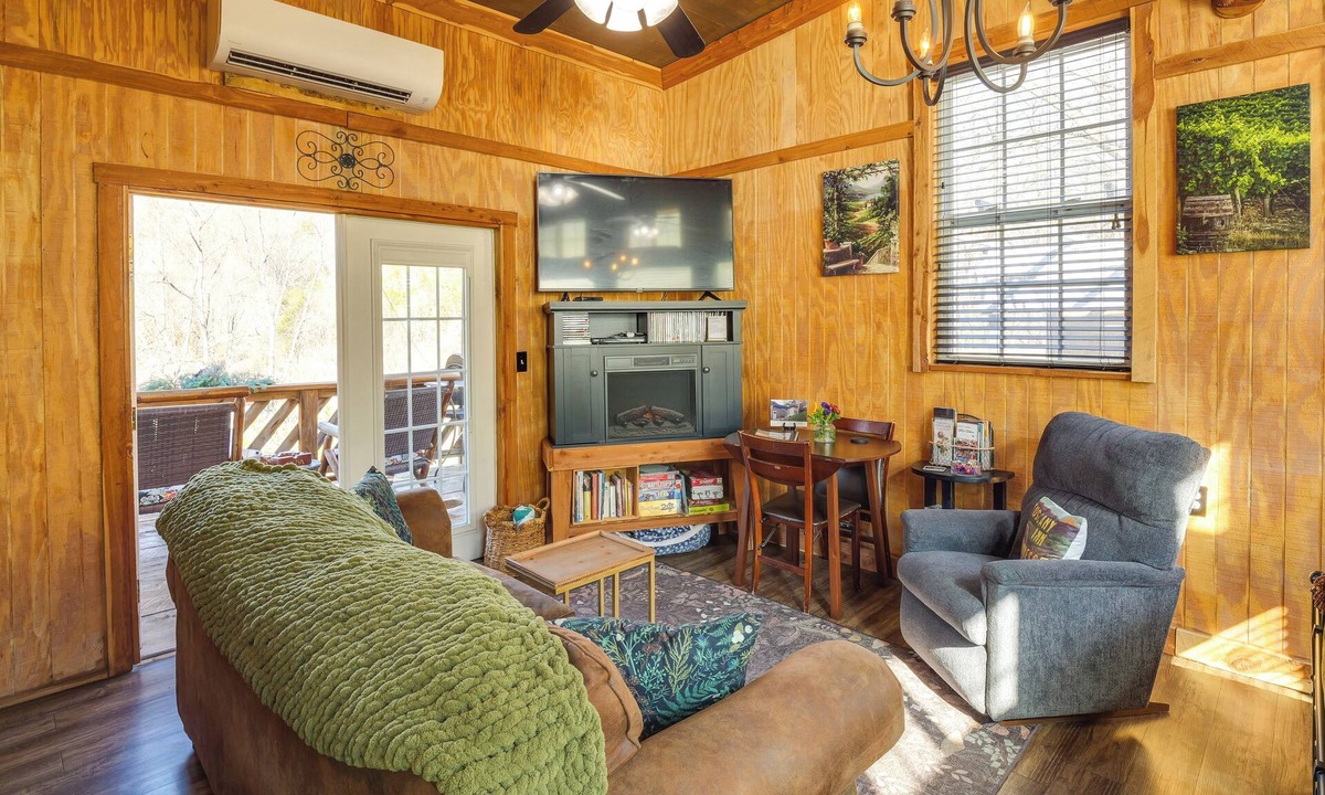 Chestnut Mound Apartment | Private Hot Tub, Deck & Mtn Views! Hickman Retreat
