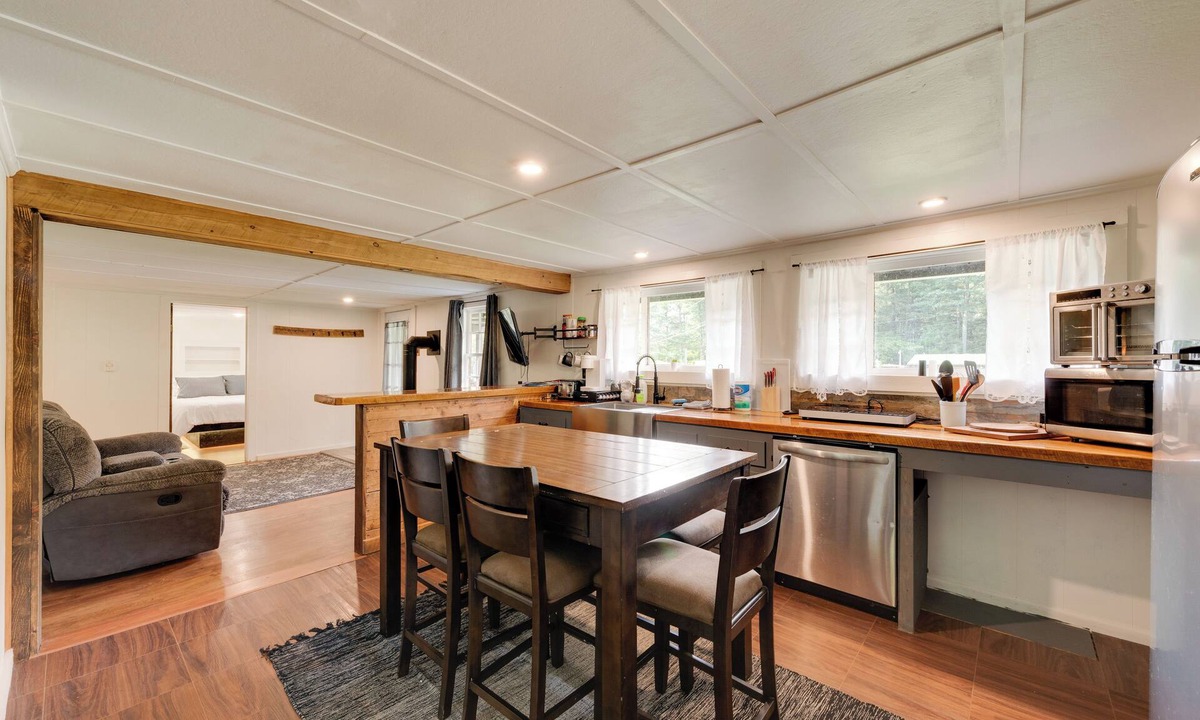 Hillsgrove Cottage | Private Hot Tub: Main Cabin at Elk Creek Escape!
