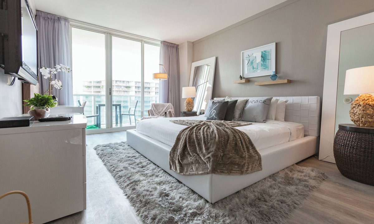 Coconut Grove Hotel | Private Hotel Studio with City Skyline Views and Free Parking