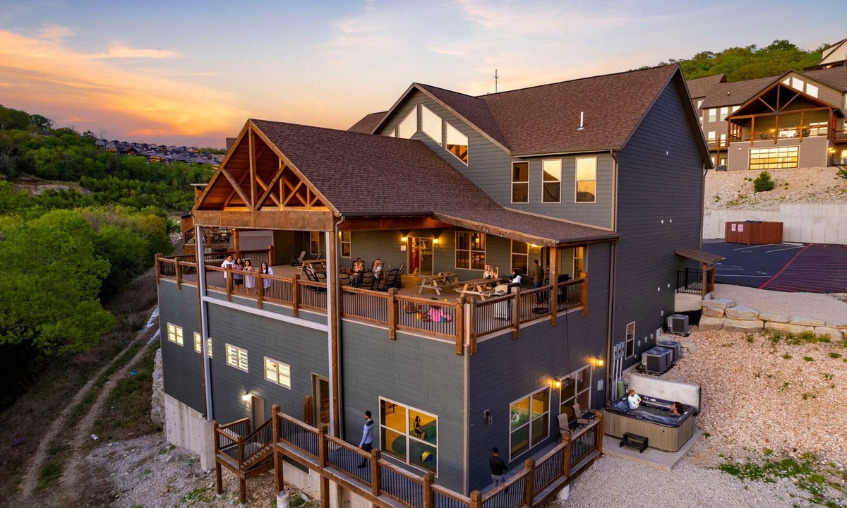 Table Rock Cabin | Private Indoor Pool & Basketball Court Retreat with Arcade Games, Sleeps 50, Free Tickets & Views