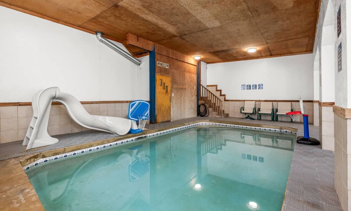Lakeview House | Private Indoor Pool/HT | Sleeps 16 | Game Room