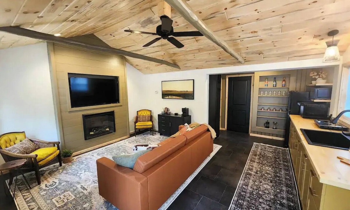 Harrison Cabin | Private lake access-Kayaks-Fishing-Swimming-Board Games-Darts-Corn hole-Wifi-AC