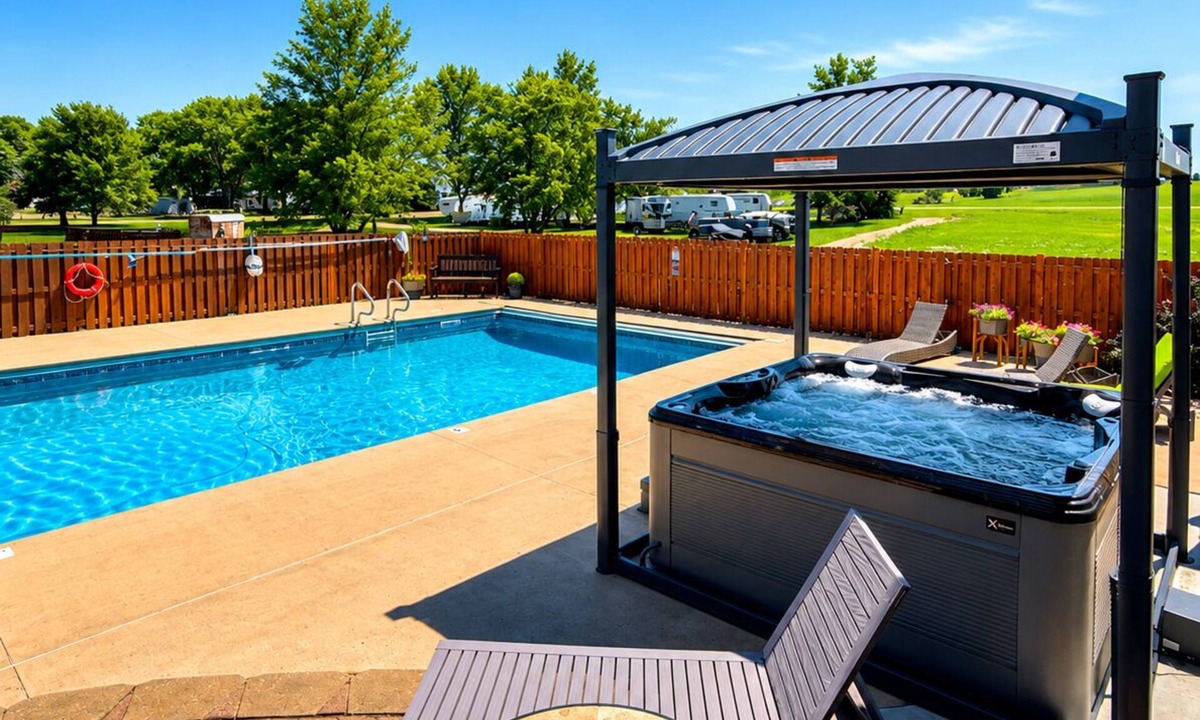 Arlington House | Private Lake Front & Pool. Entire 4 BR Home