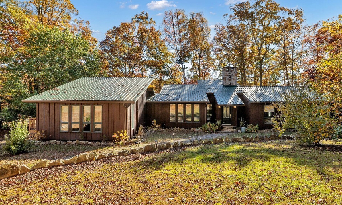 Coalmont Cabin | Private Lakefront Retreat Near Savage Gulf, The Caverns, OHV Park,Kayaks,Fishing