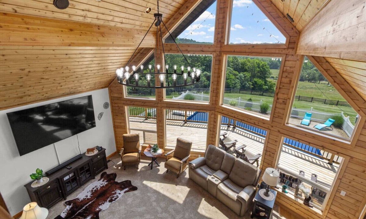 McArthur Cabin | Private Large Cabin: 12 acres, Heated Pool, Hot Tub, games, 20ppl