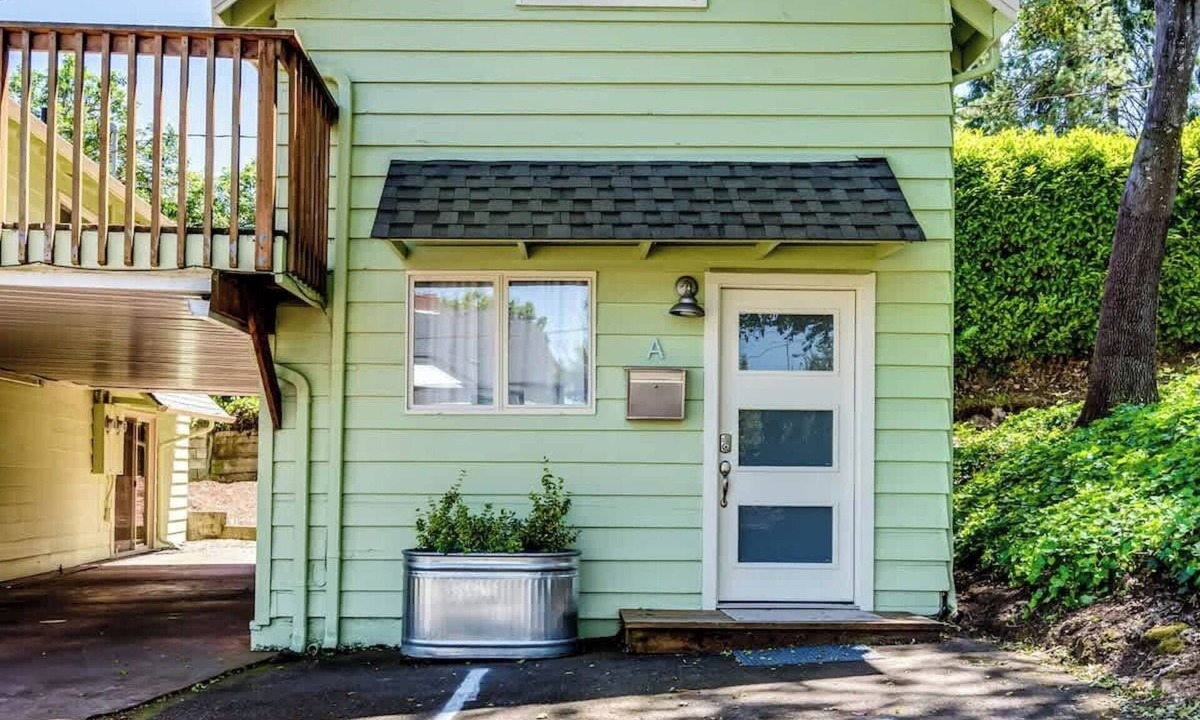 Western House | Private Loft Guesthouse Near UofO