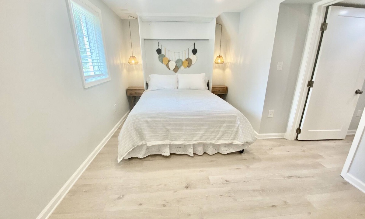 Fairfax House | Private Lower Level Apartment w/Separate Entrance I 30 Day Minimum