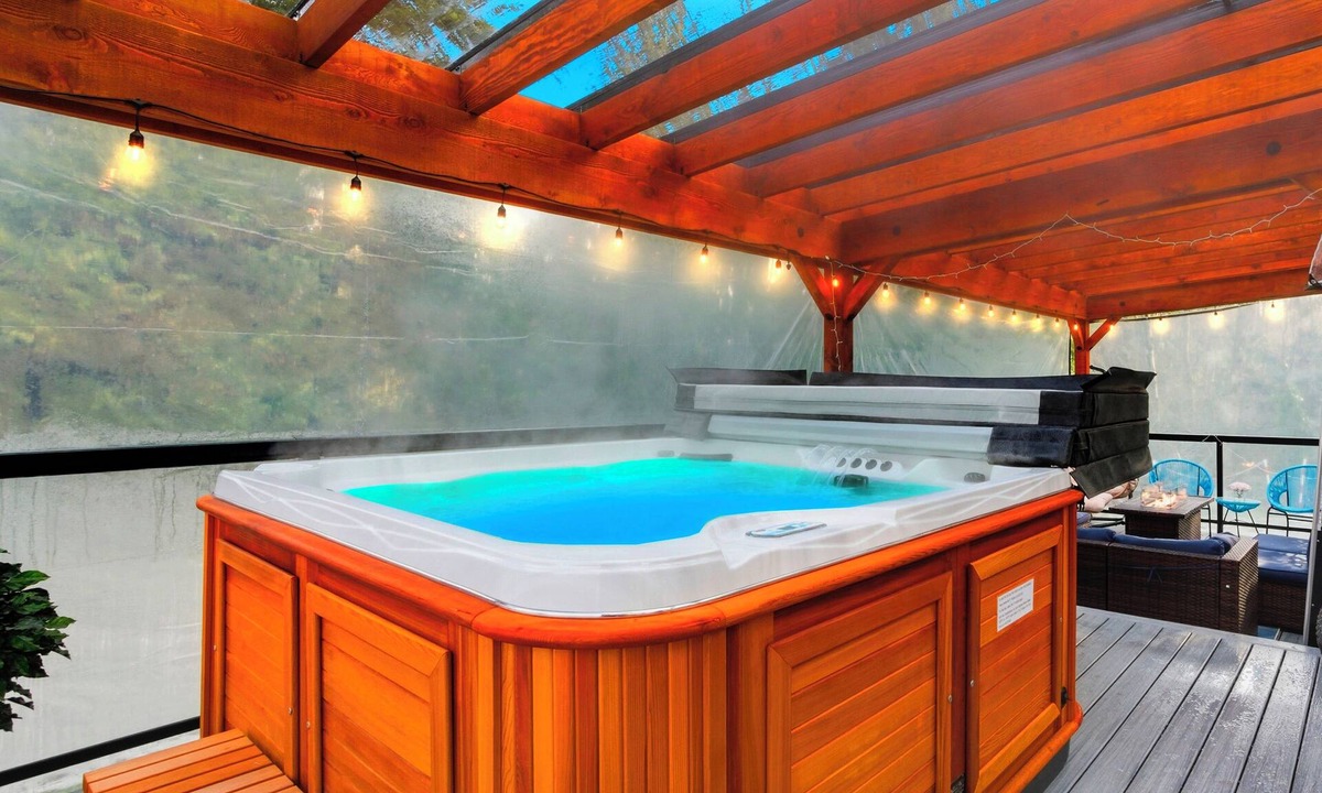 Willoughby House | Private Luxury Resort steps in Langley Event Centre- w/hot tub, basketball