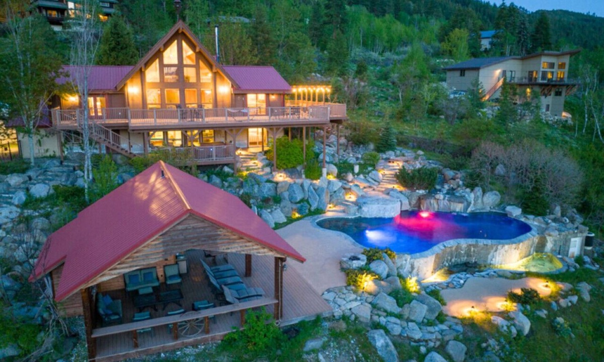 Leavenworth House | Private Luxury Pool and the Best Views in Leavenworth! - Red Roof Lodge