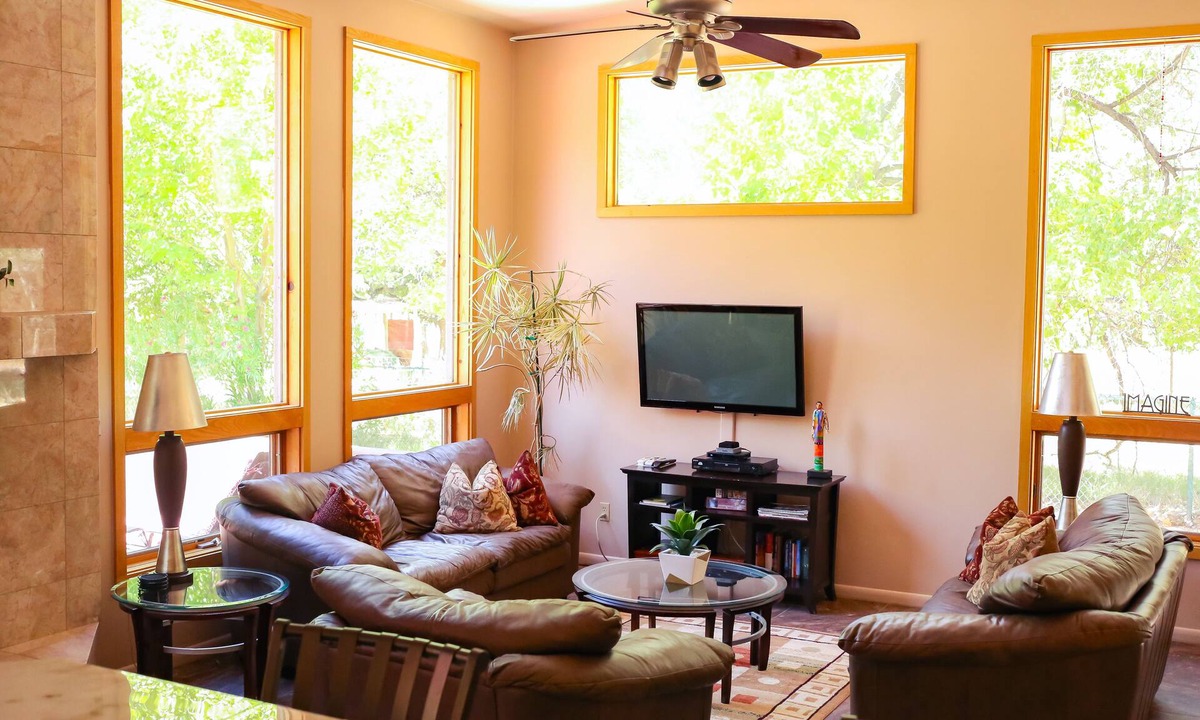Zion National Park South Entrance Villa | Private Luxury Villa Kitchen Pool & Hot Tub, 5~ minute walk from Zion Entrance.