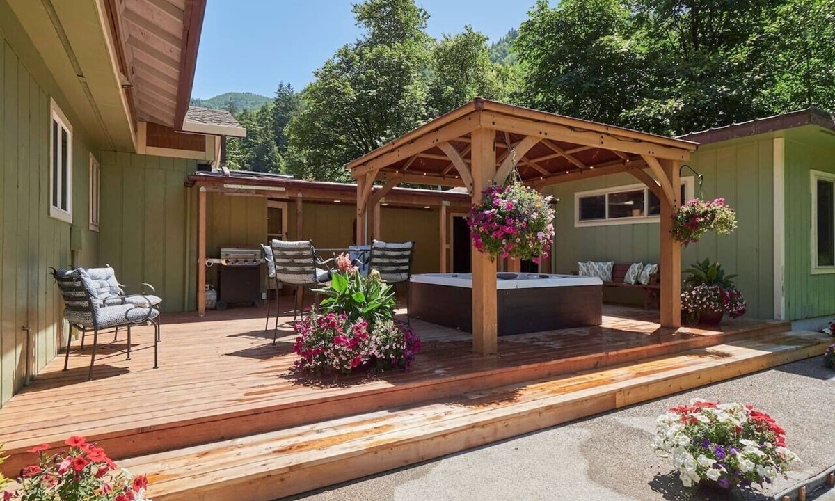Tillamook House | Private Master Suite~ 3 king beds, Hike off the property *NEW HOT TUB