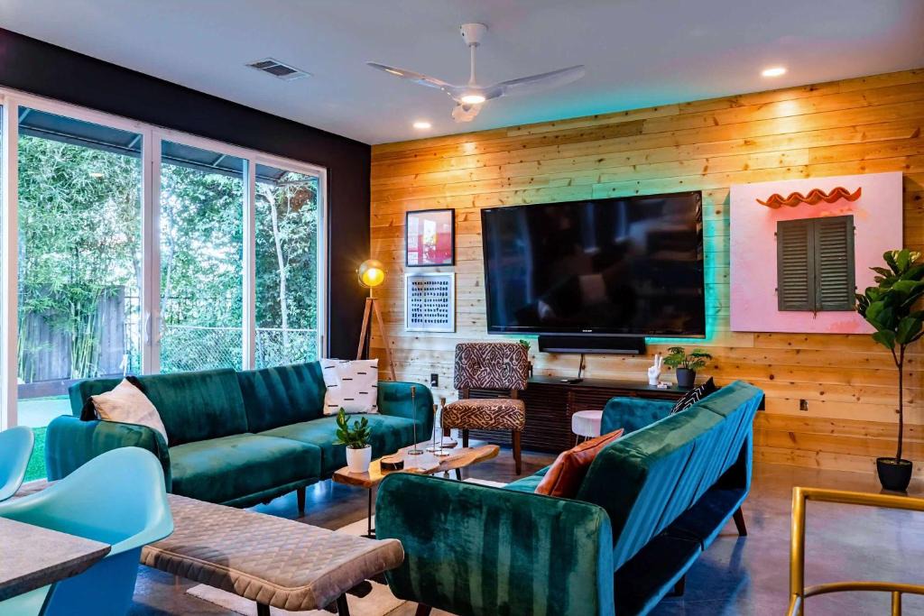 Holly House | Private Mini Golf and Covered Fireplace Lounge