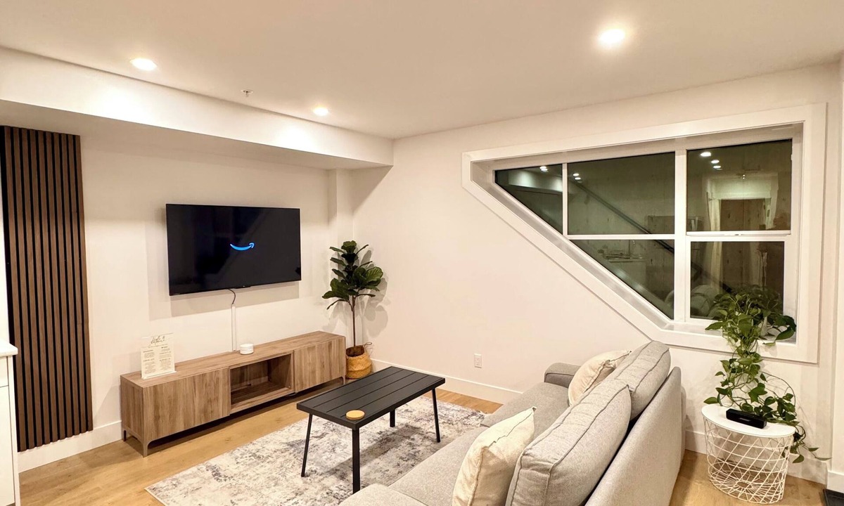 Willoughby House | Private Modern Suite Fast Wifi Close to Highway & 35 Min from Downtown Vancouver