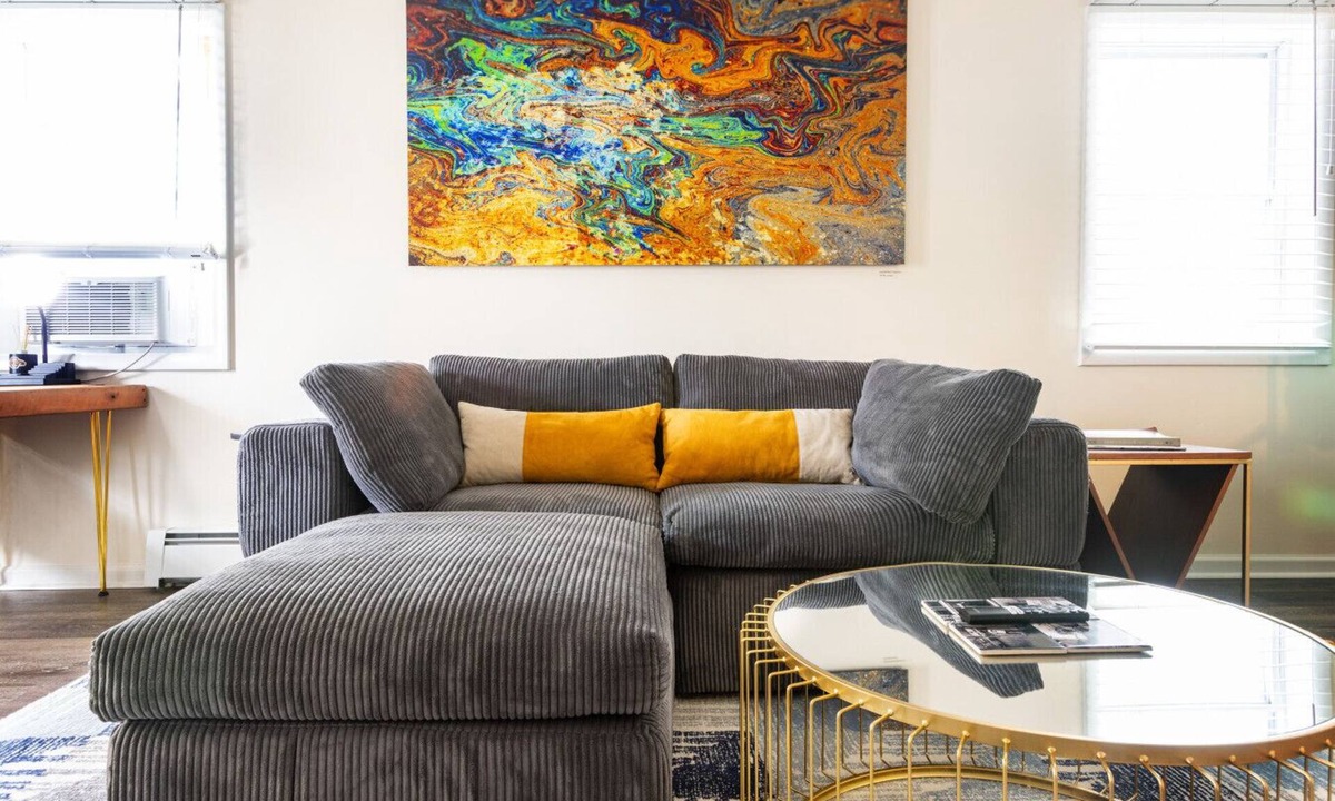 Torrington Apartment | Private Modern 3 Bed Apt Close to Downtown- 1st Flr