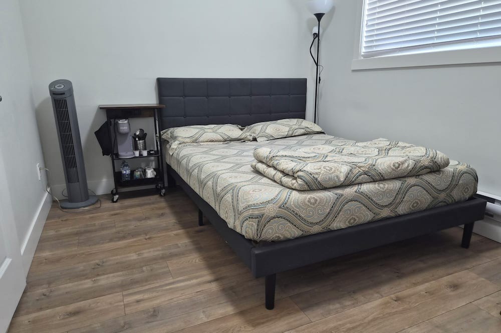 South Newton House | Private modern room with separate entrance at Newton surrey