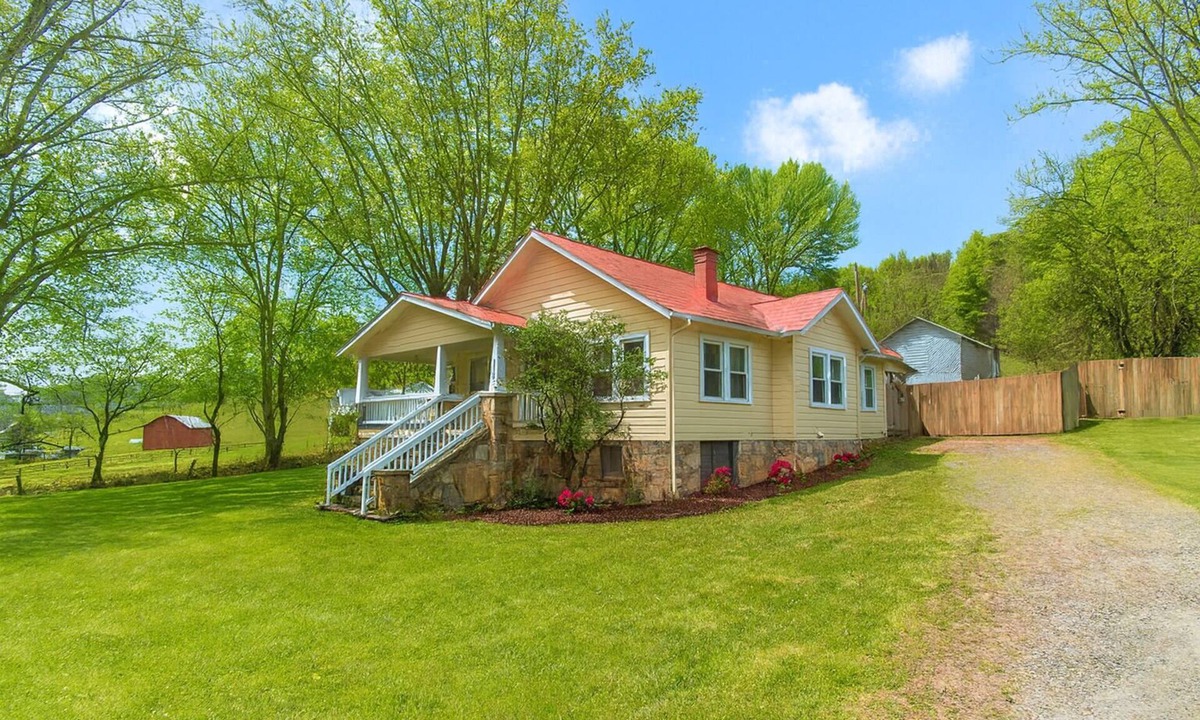 Mars Hill Cottage | Private Mountain Cottage with Hot Tub, Fire Pit, and Fenced Yard Near Asheville