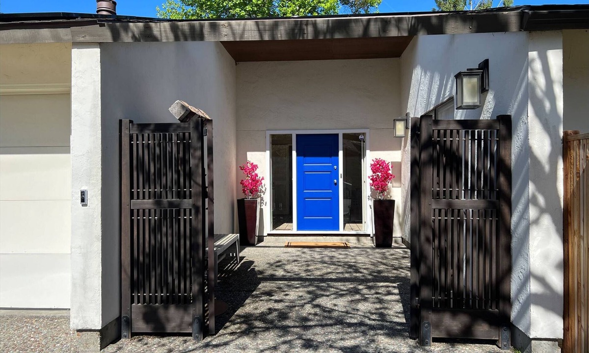 West Menlo Park House | Private Oasis — Comfortable House near Stanford with Beautiful Garden