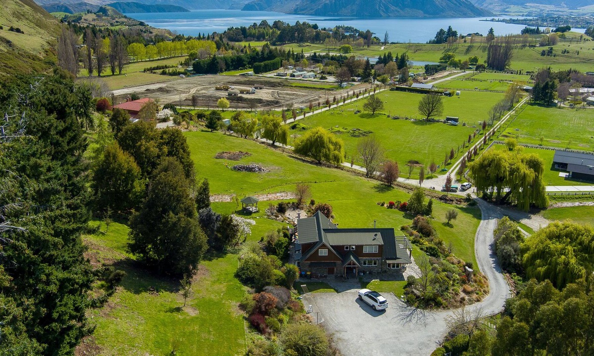 Wanaka House | Private Oasis with extensive mountain and lake views, 3 minutes to town.